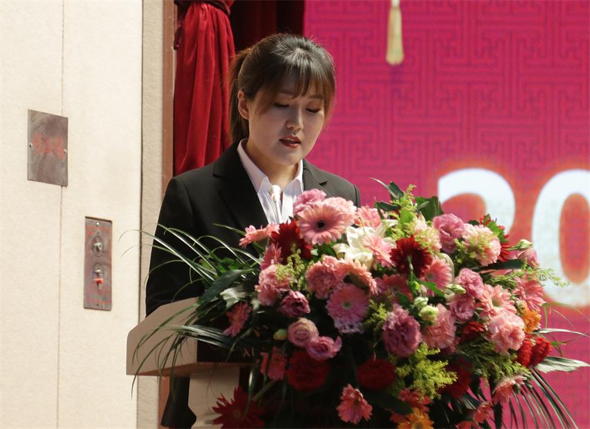 集团副总、江苏开云(中国)科技有限公司总经理郭晏彤同志宣读《关于2019年开云手机登录中心集团下达各校区招生计划的意见》