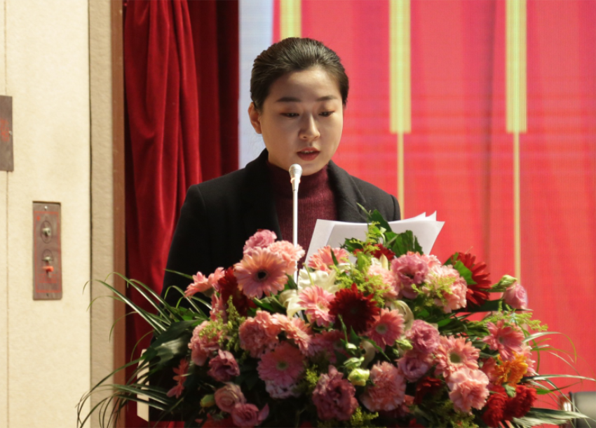 徐州开云手机登录中心实业集团第一届党委班子选举大会---于丽娜同志宣读大会关于通过党委和纪委报告的决议